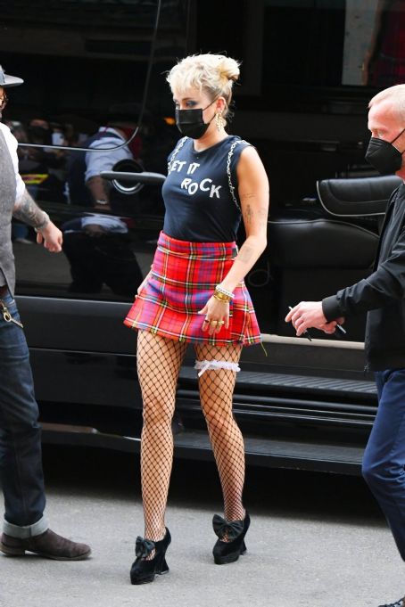 Miley Cyrus – Dons punk rock style at her hotel in New York | Miley ...