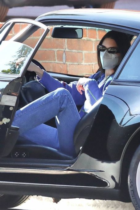 Kendall Jenner – In denim at a medical building in Los Angeles