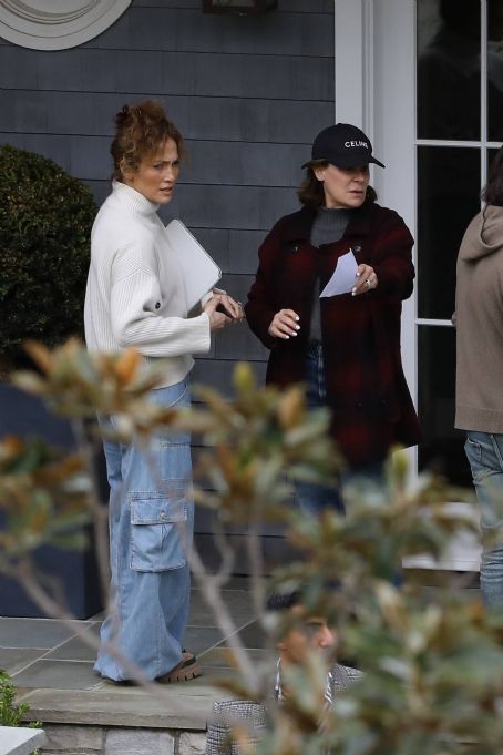 Jennifer Lopez – With husband Ben Affleck out in Palisades