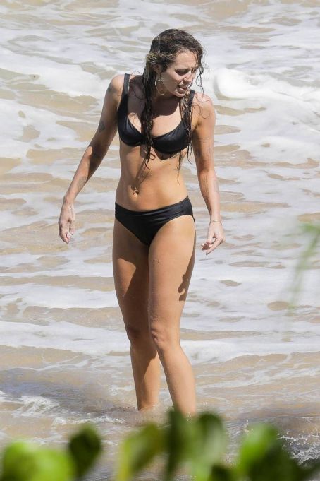 Miley Cyrus – With Mother Tish and Stepfather Dominic is enjoying her vacation in Hawaii