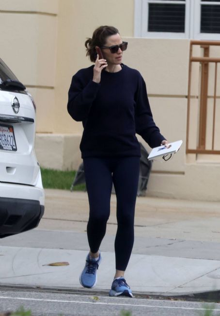 Jennifer Garner – Spotted at morning jog in Santa Monica