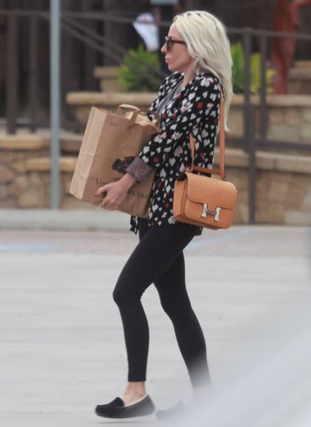 Lady Gaga – Shows off her six-pack while shopping in Malibu
