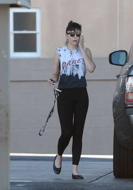 Amanda Bynes – Gassing up her car in Los Angeles