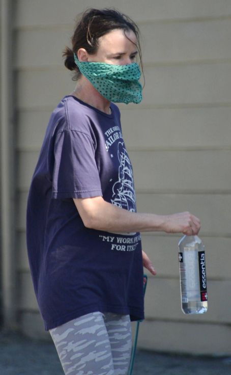 Juliette Lewis walks her dogs in Venice during Quarantine