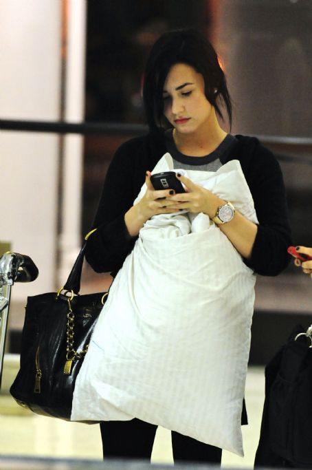 Demi Lovato Arrives at LAX Airport May 6, 2011 – Star Style