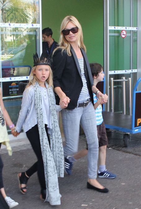 Kate Moss: Vacationing With Daughter - FamousFix