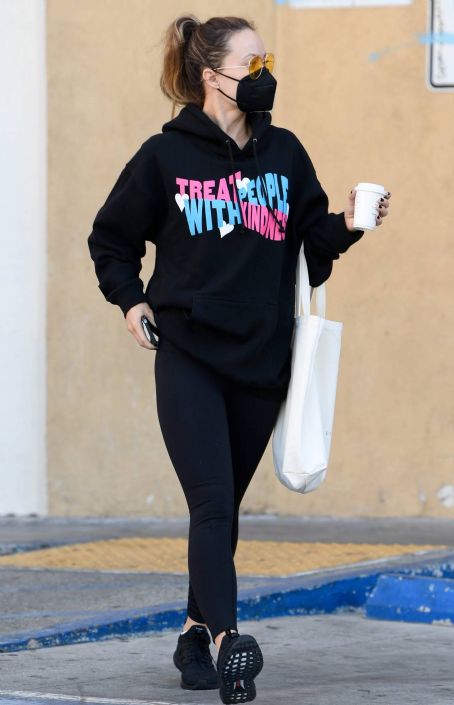 Olivia Wilde – Seen at Starbucks in Los Angeles | Olivia Wilde Picture