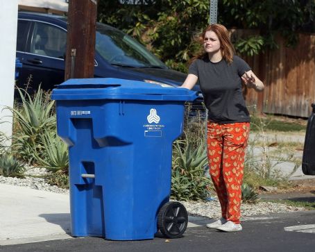 Ariel Winter – Putting out her recycled trash can in Los Angeles