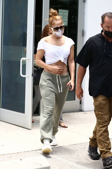 Jennifer Lopez – Shows her toned abs after gym session in Miami ...