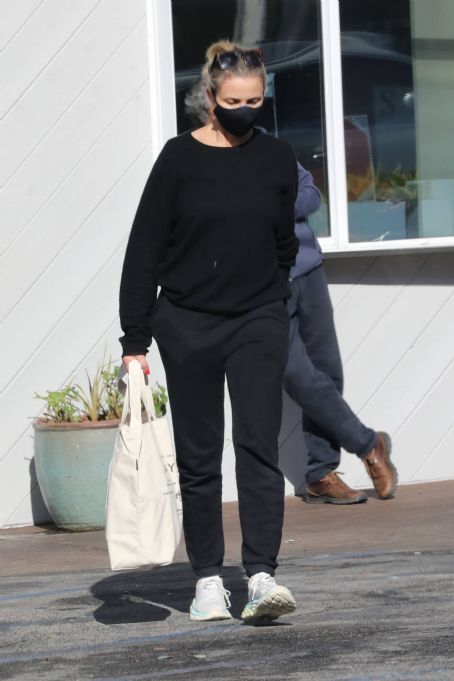 Cameron Diaz – In all-black running errands in Bel Air | Cameron Diaz