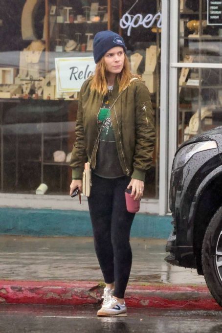 Kate Mara – Seen under the rain in Los Angeles