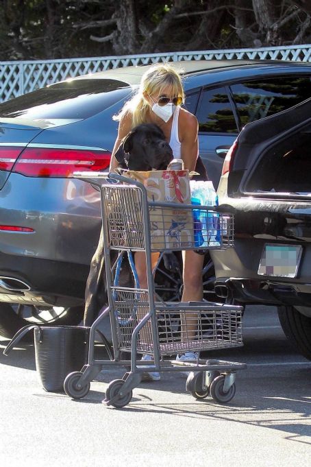 Kimberly Stewart – Shopping at Bristol Farms in Beverly Hills