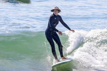 Leighton Meester – Solo surf in Malibu - FamousFix