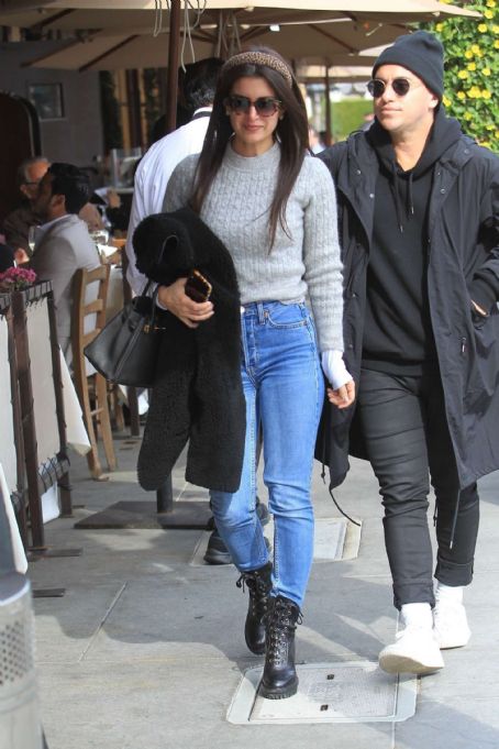 Who is Roxy Sowlaty dating? Roxy Sowlaty boyfriend, husband