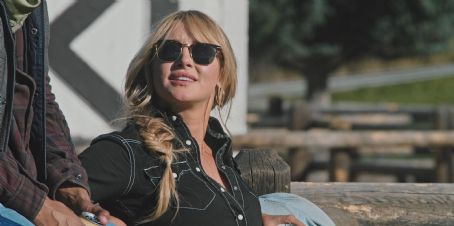 Hassie Harrison - Yellowstone