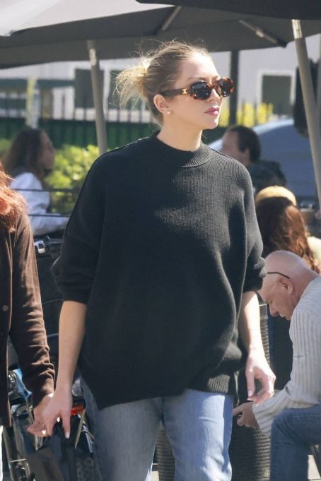 Stassi Schroeder – Seen with friends over lunch in Los Feliz