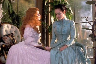 Winona Ryder As Mina Murray And Sadie Frost As Lucy Westenra In Bram ...