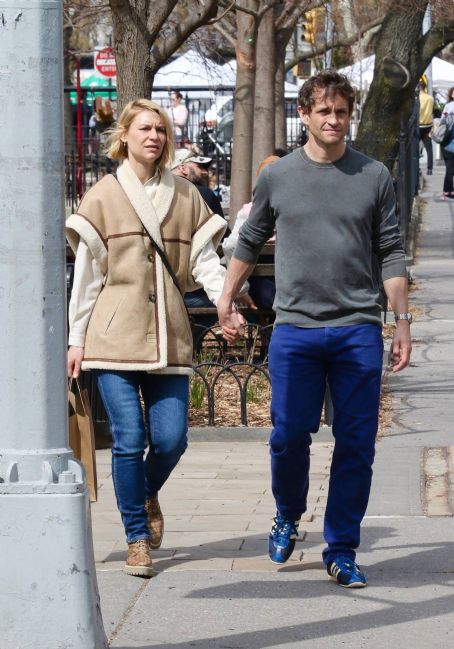 Claire Danes – With Hugh Dancy hold hands while out in Manhattan’s West Village