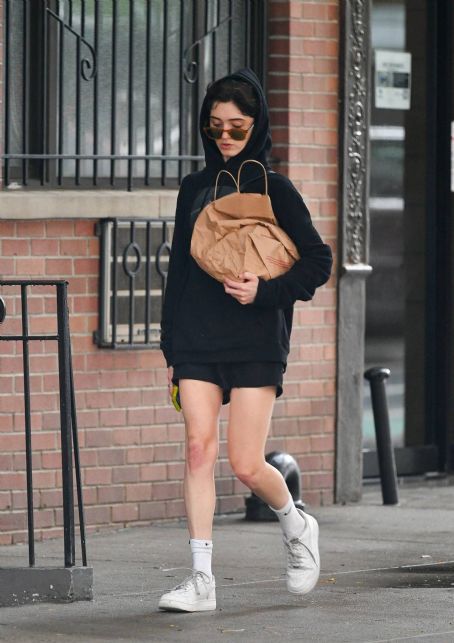 Natalia Dyer – Running errands in New York | Natalia Dyer Picture