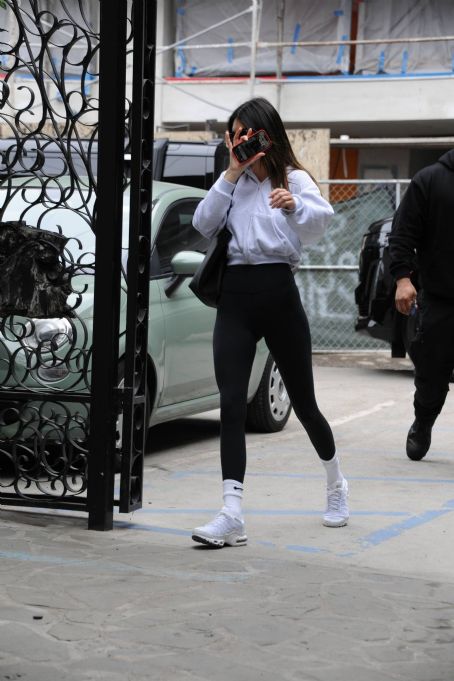 Kendall Jenner – Steps out in Los Angeles