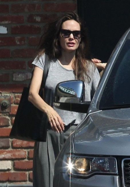 Angelina Jolie takes daughter to Pet Shop in Los Angeles (September 05, 2017)