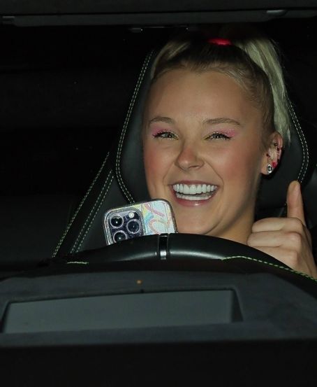 ‘JoJo’ Siwa – In her SUV in Hollywood Traffic - FamousFix