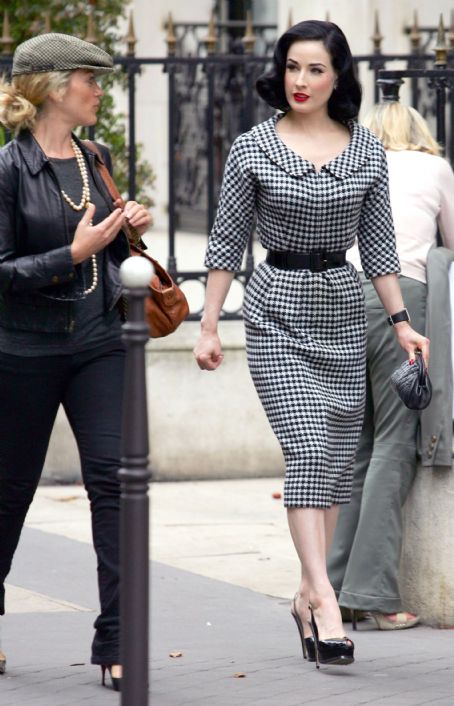 Dita Von Teese leaving the Plaza Athenee in Paris 2007-09-17 - FamousFix