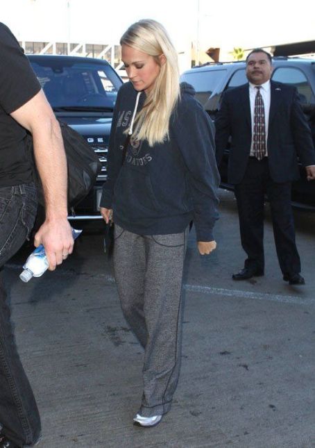 Carrie Underwood: caught a departing flight from LAX airport in