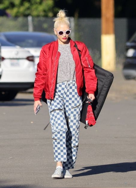 Gwen Stefani – With Blake Shelton arrive at a football game in Los Angeles
