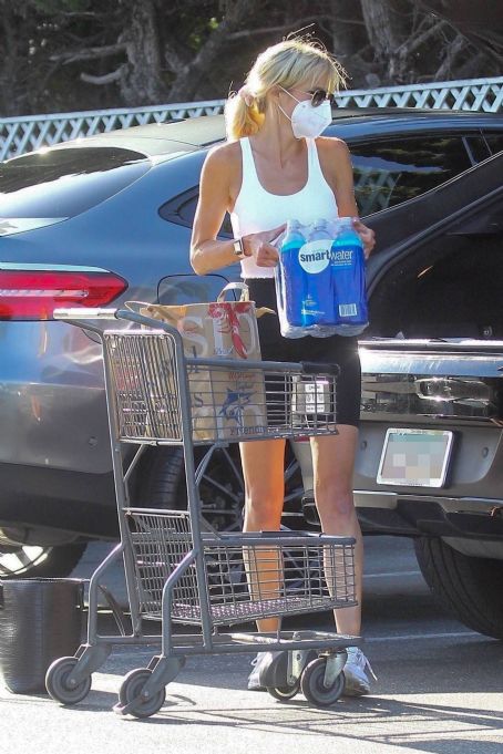 Kimberly Stewart – Shopping at Bristol Farms in Beverly Hills