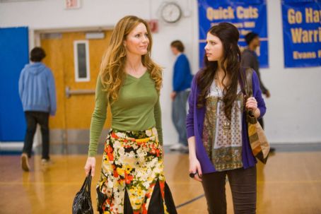 (L-R) LESLIE MANN as Scarlet and MICHELLE TRACHTENBERG as Maggie in New Line Cinema's comedy '17 Again,' a Warner Bros. Pictures release. The film also stars Zac Efron, Thomas Lennon and Matthew Perry. Photo by Chuck Zlotnick