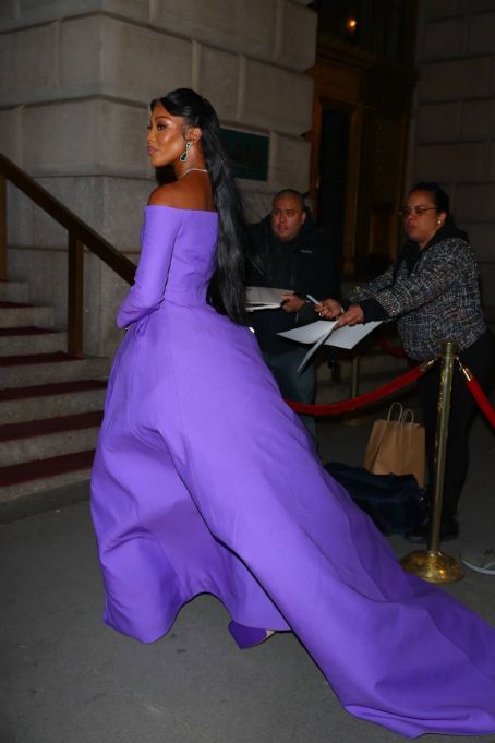 Naomi Campbell – In a purple gown arriving at the 2022 Prince’s Trust Gala