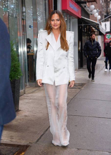 Chrissy Teigen – Arriving at a Vietnamese restaurant for lunch in New York