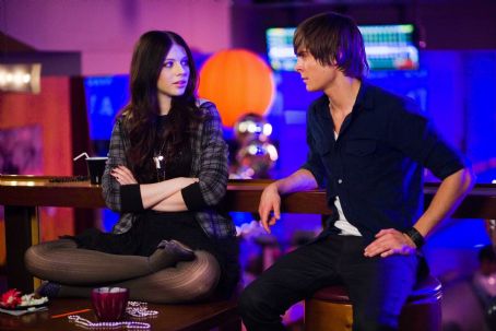 (L-R) MICHELLE TRACHTENBERG as Maggie and ZAC EFRON as Mike O'Donnell in New Line Cinema's comedy '17 Again,' a Warner Bros. Pictures release. The film also stars Leslie Mann, Thomas Lennon and Matthew Perry. Photo by Chuck Zlotnick