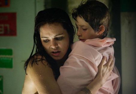 Jacinda Barrett and Jimmy Bennett in Adventure movie, a Poseidon - 2006