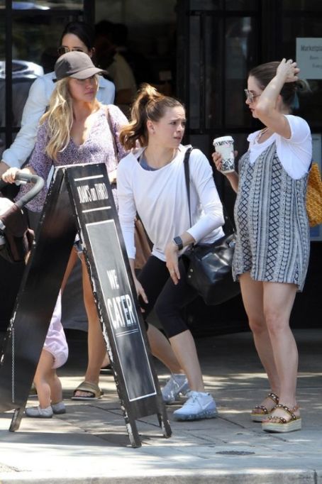 Danielle Panabaker – Leaving Joan’s on Third 08/05/2017 | Danielle