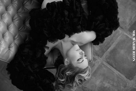 Mädchen Amick - Mr. Warburton Magazine Pictorial [United States] (December 2019)