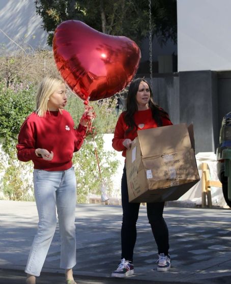 Jennifer Love Hewitt preparing for a Valentine’s Day party in Santa