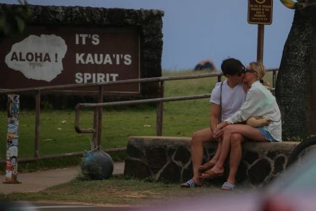Kate Bosworth – With Justin Long on the PDA in Hawaii