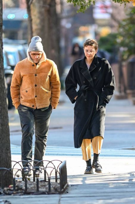Maggie Gyllenhaal – With Peter Sarsgaard on a stroll around Manhattan