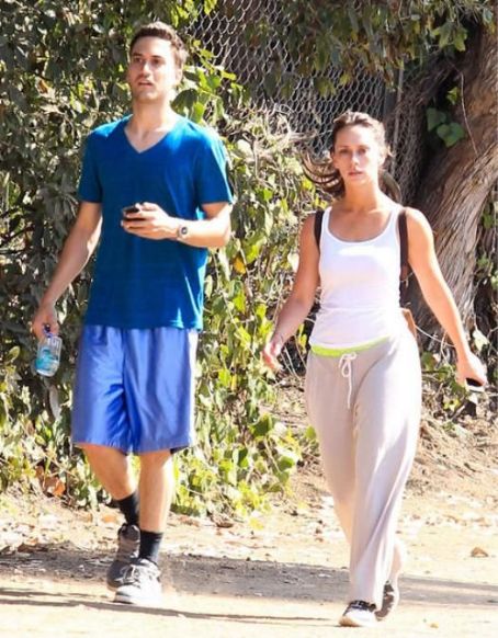 Jennifer Love Hewitt and Brian Hallisay