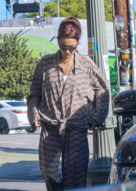 Shay Mitchell – Out to lunch in Silver Lake