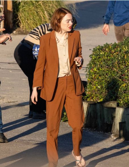 Emma Stone – With Margaret Qualley filming a crash scene for ‘And’ in New Orleans