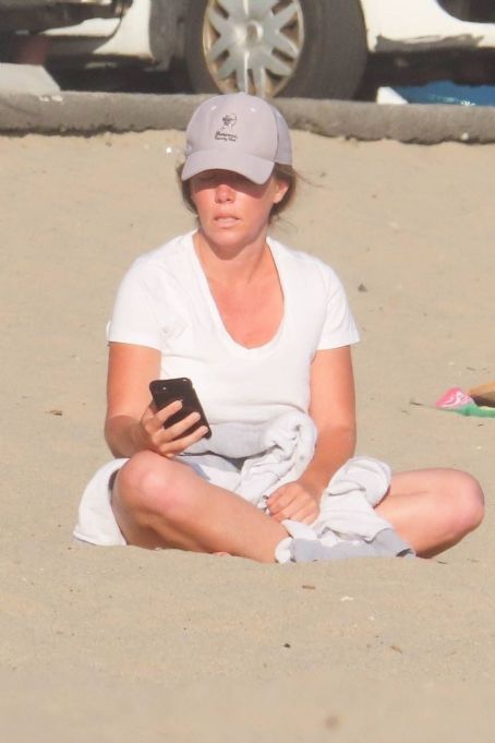 Kendra Wilkinson – Seen at a beach in Malibu | Kendra Wilkinson Picture
