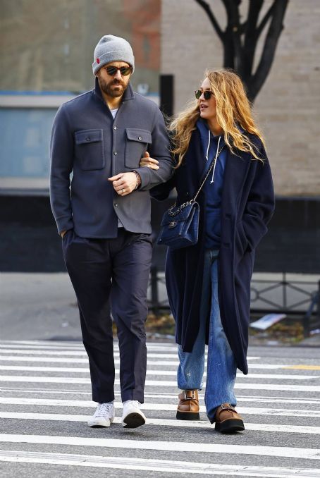 Blake Lively – With Ryan Reynolds take a stroll in New York