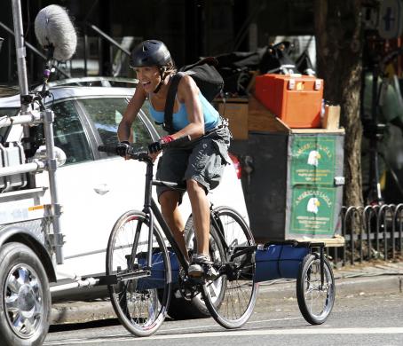 Dania Ramirez Premium Rush Film Set In Harlem Ny 20 Aug 2010